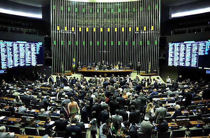 Sessão destinada a votar os destaques pendentes da Medida Provisória 664/14, que muda as regras para o direito à pensão por morte, limitando o seu recebimento pelo cônjuge ou companheiro segundo a expectativa de vida
